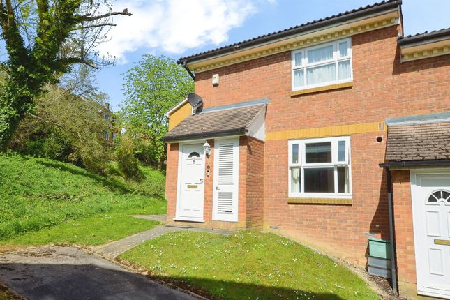 1 bed property, in Lower Furney Close, £150,000