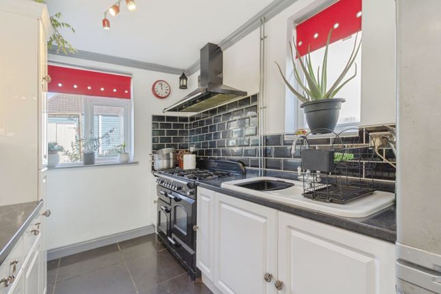 3 bed property, in Overpark Avenue, £260,000
