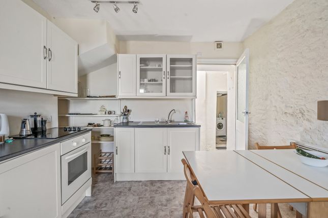 2 bed property, in Wellington Square, £175,000