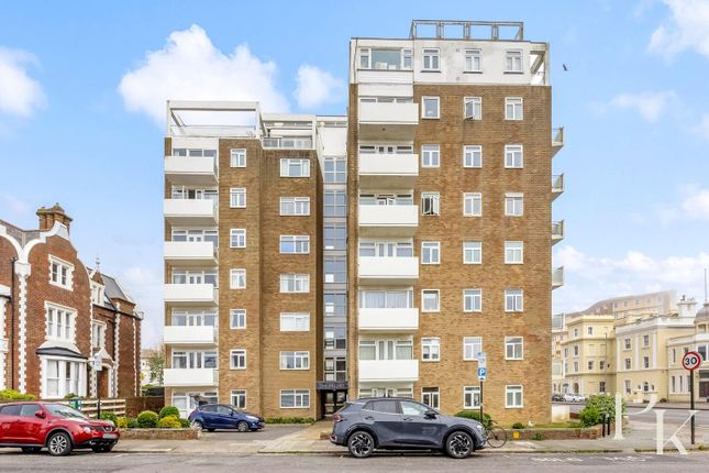 1 bed property, in The Priory, £270,000