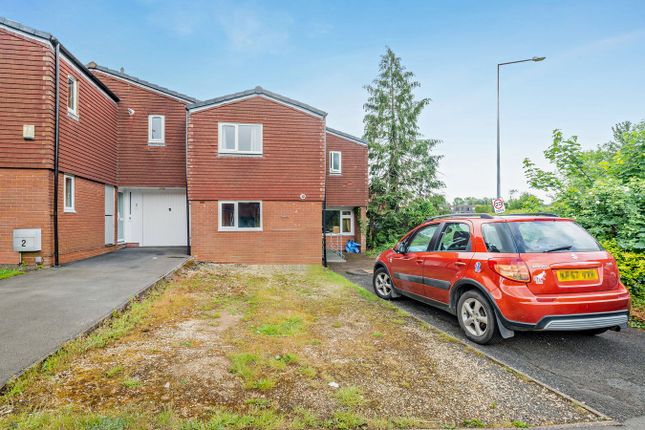 3 bed property, in Castlecroft, £165,000