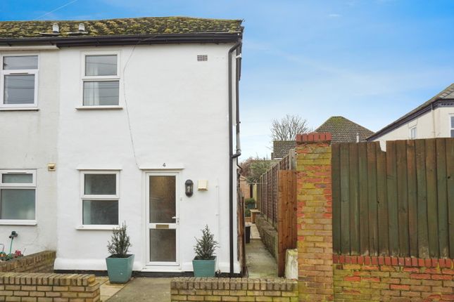 2 bed property, in Newmarket Road, £210,000