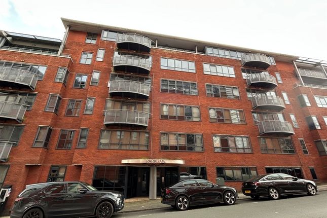 2 bed property, in Upper College Street, £160,000