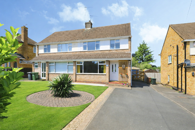 3 bed property, in Holmwood Avenue, £275,000