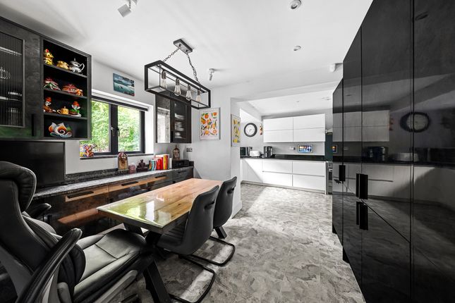 4 bed property, in Park Road, £900,000