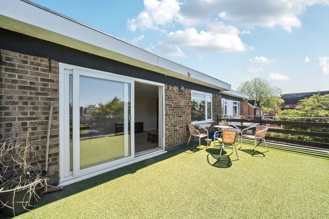 2 bed property, in Grand Drive, £485,000