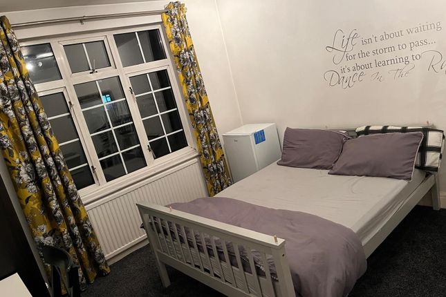 1 bed property, in Eastern Avenue, £850,000
