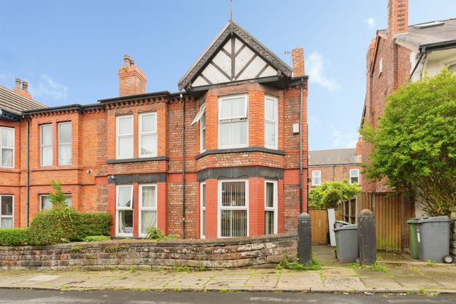 4 bed property, in Marlborough Grove, £200,000