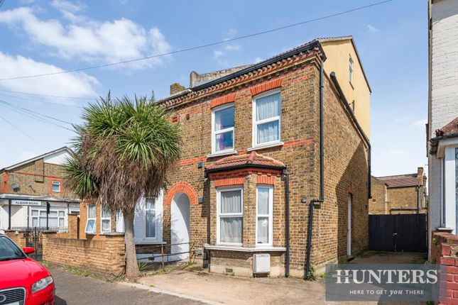 4 bed property, in Cromwell Road, £600,000