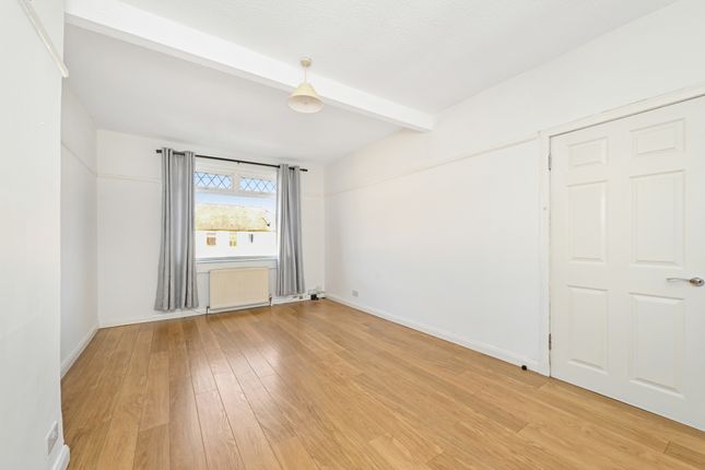 2 bed property, in 23/2 Stenhouse Avenue, £180,000