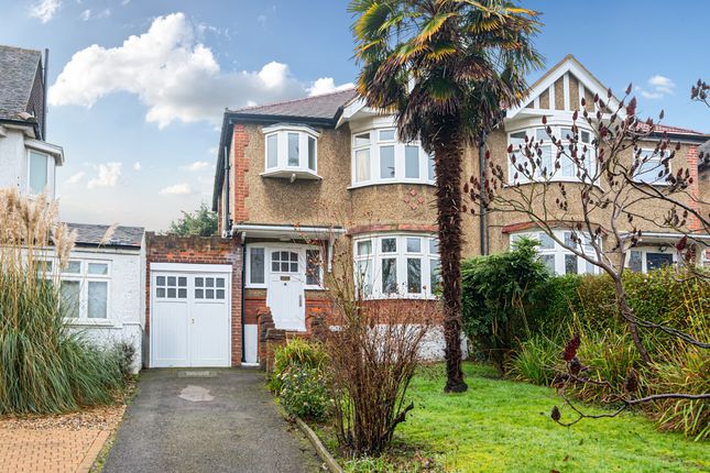 3 bed property, in Torrington Park, £900,000