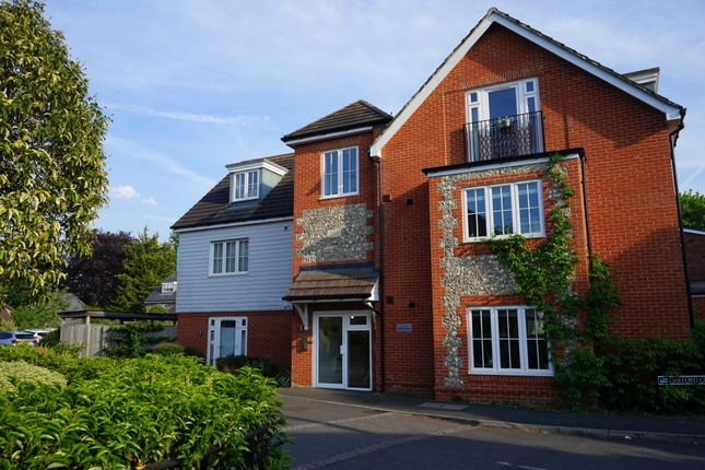 1 bed property, in Oakford Court, £325,000