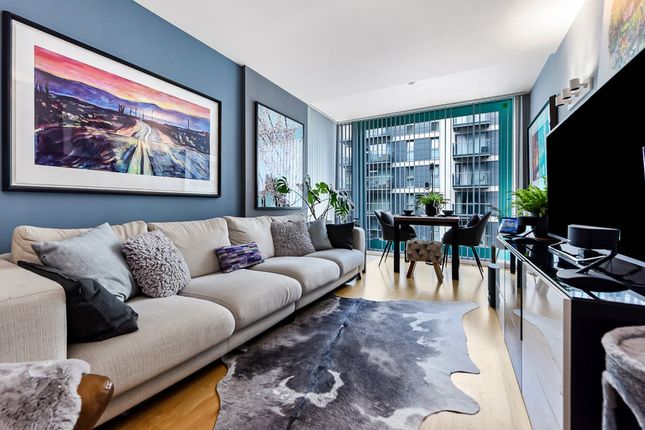 1 bed property, in Cardinal Building, £220,000