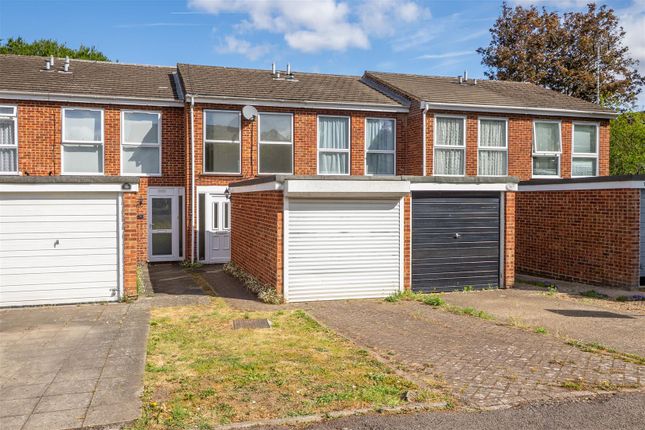 2 bed property, in Worcester Road, £450,000