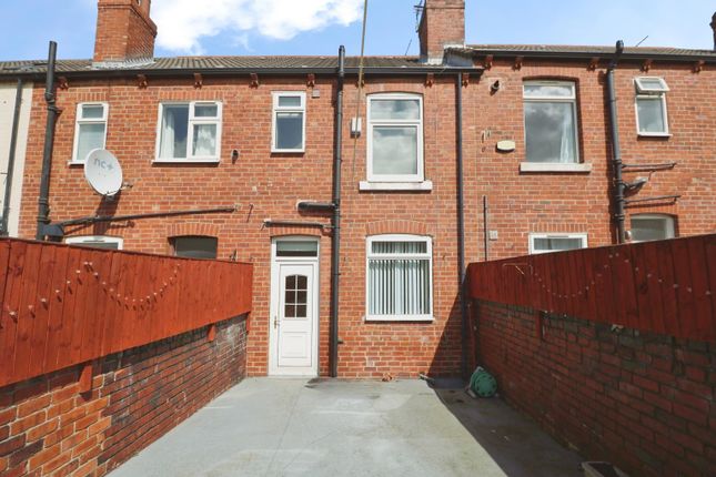 2 bed property, in Smawthorne Avenue, £125,000