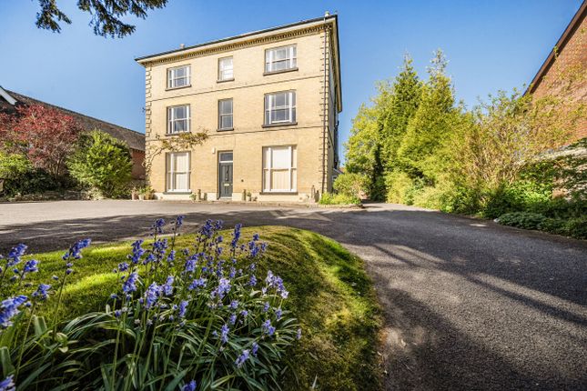 2 bed property, in Clifton Road, £800,000