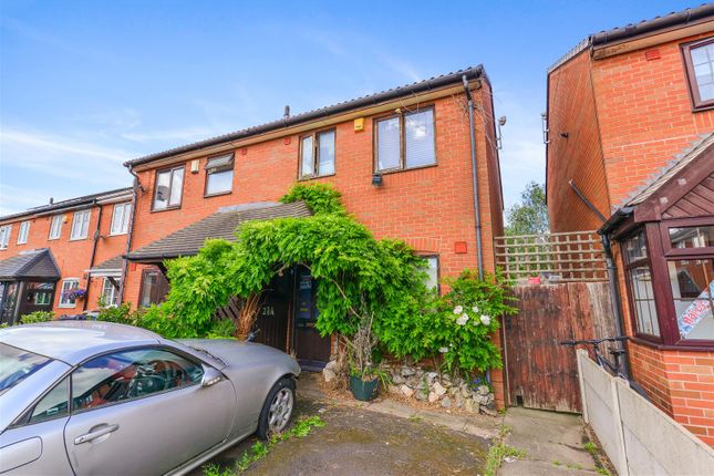 2 bed property, in Lakeside Close, £130,000