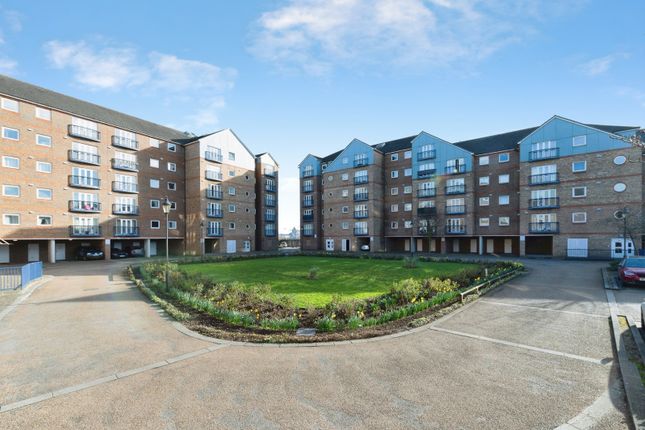 2 bed property, in Argent Court, £220,000