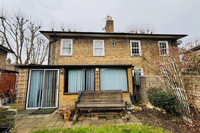 2 bed property, in Isle Of Dogs, £650,000