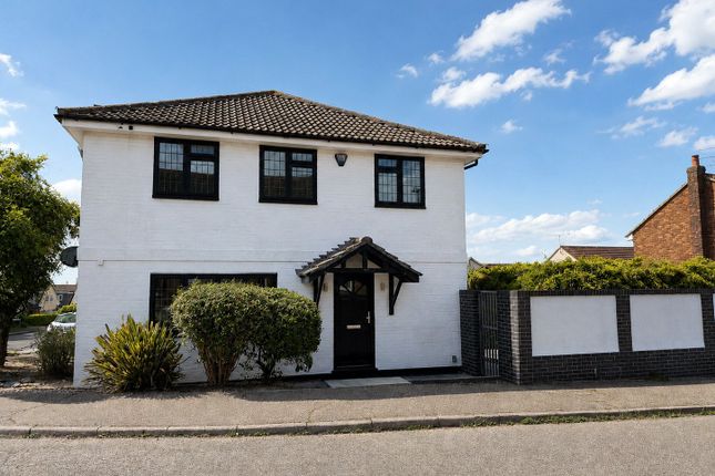 4 bed property, in Paignton Close, £500,000