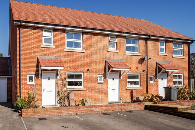 2 bed property, in Dunlin Close, £300,000