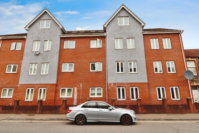 1 bed property, in Broadway, £70,000