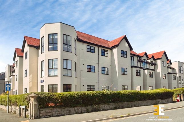 2 bed property, in Trinity Apartments, £190,000