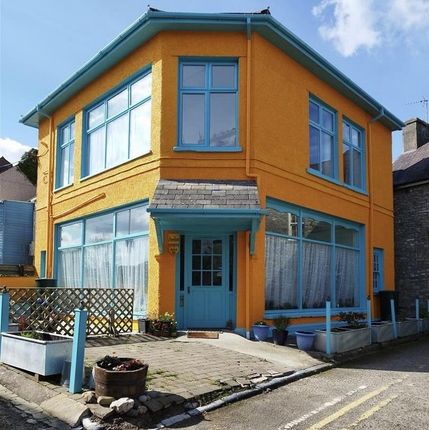 4 bed property, in Bank Buildings, £237,500