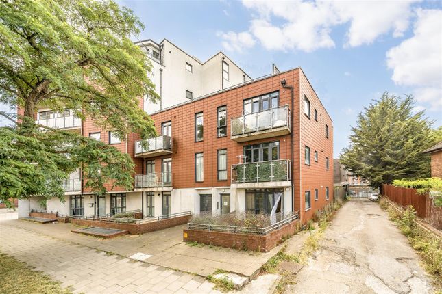 1 bed property, in Shaftesbury Avenue, £275,000