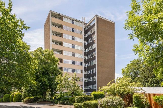 2 bed property, in The Knoll, £499,000