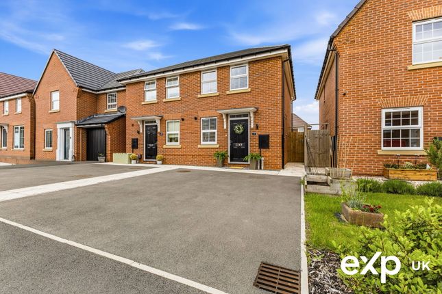 2 bed property, in Hewers Way, £200,000