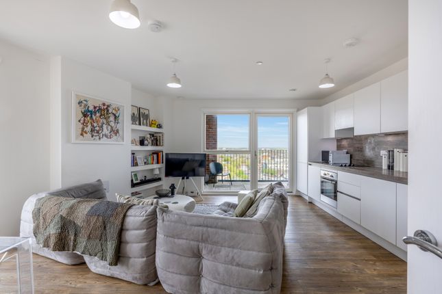 2 bed property, in Cornwell House, £375,000