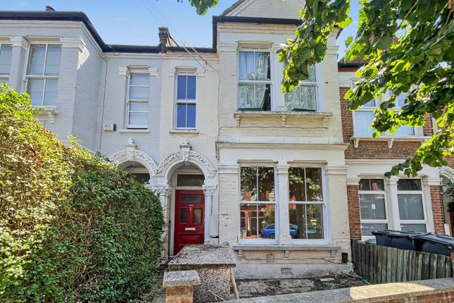 1 bed property, in Boundaries Road, £370,000