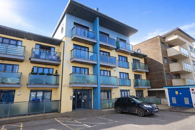 1 bed property, in Henver Road, £120,000