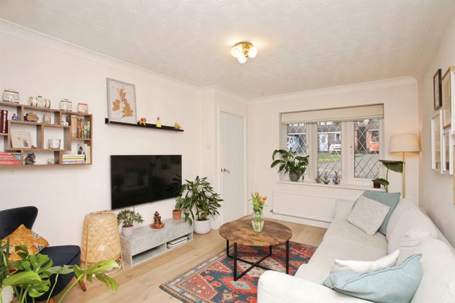 2 bed property, in Poppy Drive, £240,000
