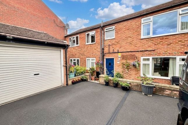 2 bed property, in Scarborough YO11, £125,000