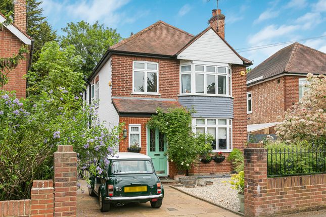 4 bed property, in Pooley Avenue, £775,000