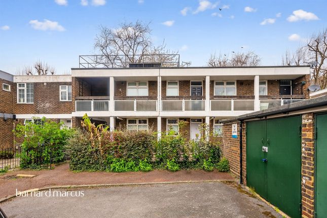 1 bed property, in Dickens Estate, £325,000