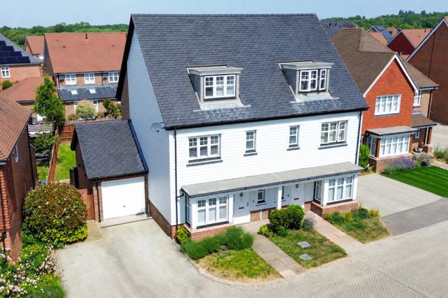 3 bed property, in Kestrel Walk, £675,000