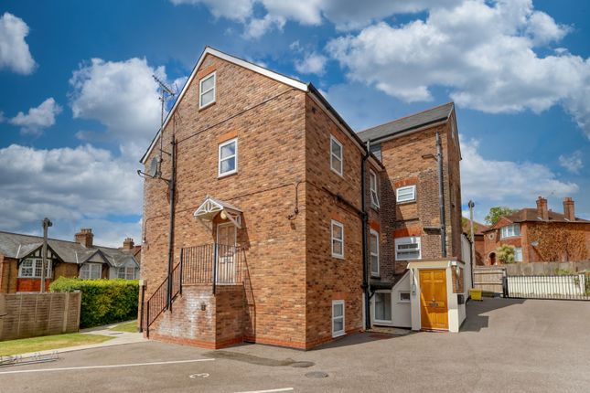 1 bed property, in Totteridge Avenue, £210,000