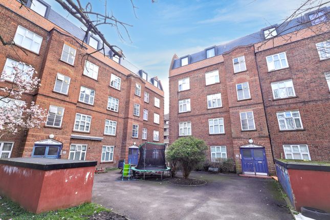 2 bed property, in Cazenove Road, £450,000