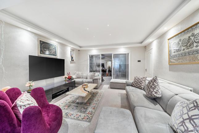 4 bed property, in Pembroke Place, £950,000
