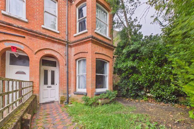 1 bed property, in Cambridge Road, £190,000