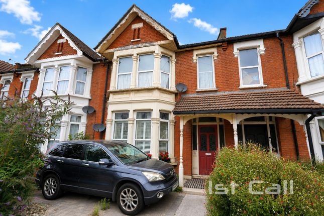 1 bed property, in Boscombe Road, £215,000