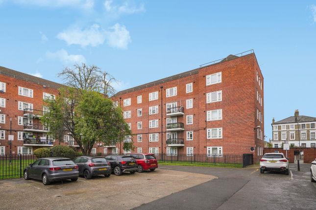 1 bed property, in Stockwell Road, £310,000