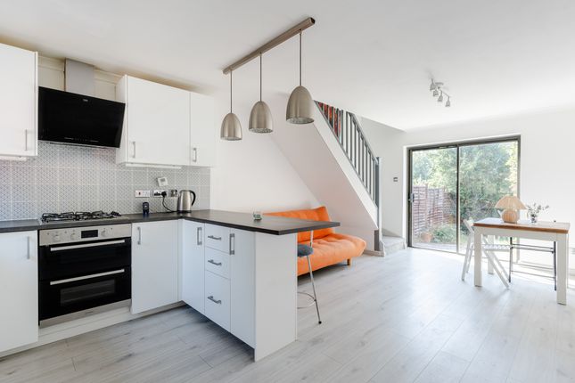 2 bed property, in Kemperleye Way, £274,000
