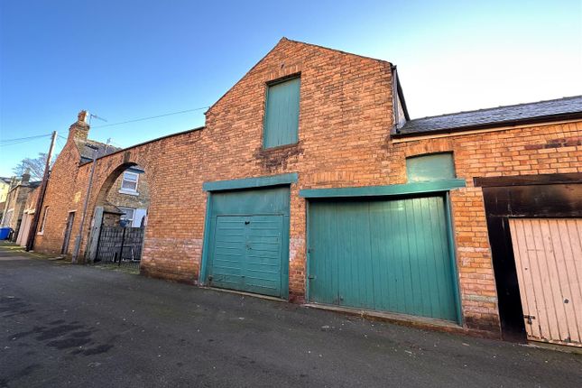 6 bed property, in Oriel Crescent, £275,000