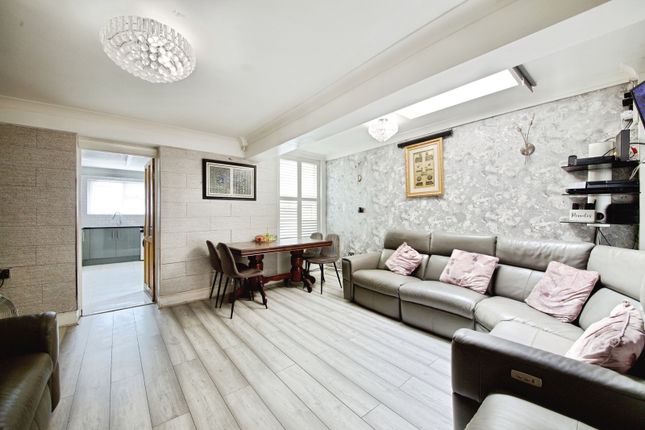 5 bed property, in Chestnut Avenue North, £875,000