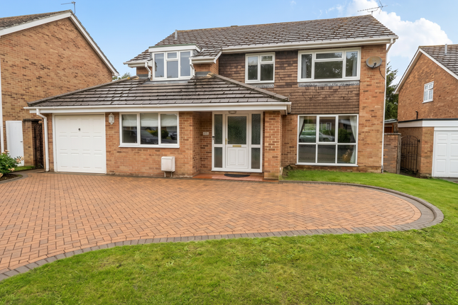 4 bed property, in St. Johns Avenue, £575,000