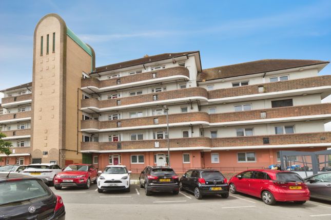 2 bed property, in Barnfield Road, £200,000